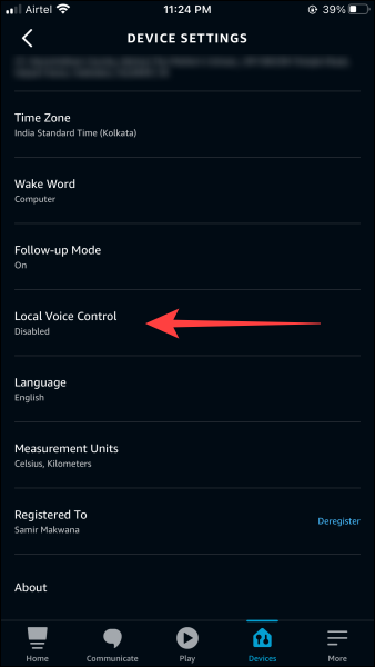 Em Configurações do dispositivo, role para baixo até a seção "Controle de voz local" e toque nela.