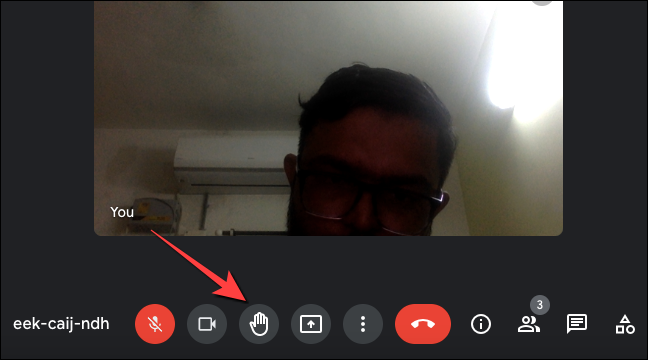 selecione o botão "Levantar a mão" na parte inferior da tela para levantar a mão.