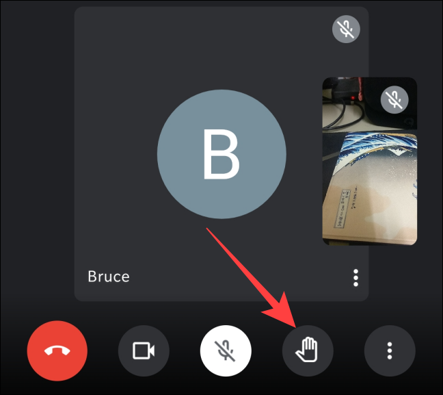 Durante uma reunião em andamento no iPhone ou Android, toque no botão "Levantar a mão" na parte inferior da tela.