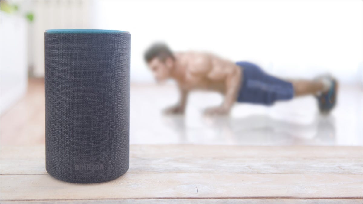 Um homem fazendo flexões atrás de um alto-falante Amazon Echo Plus.