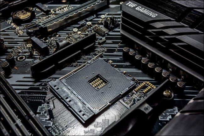 Um soquete de CPU AMD vazio em uma placa-mãe.