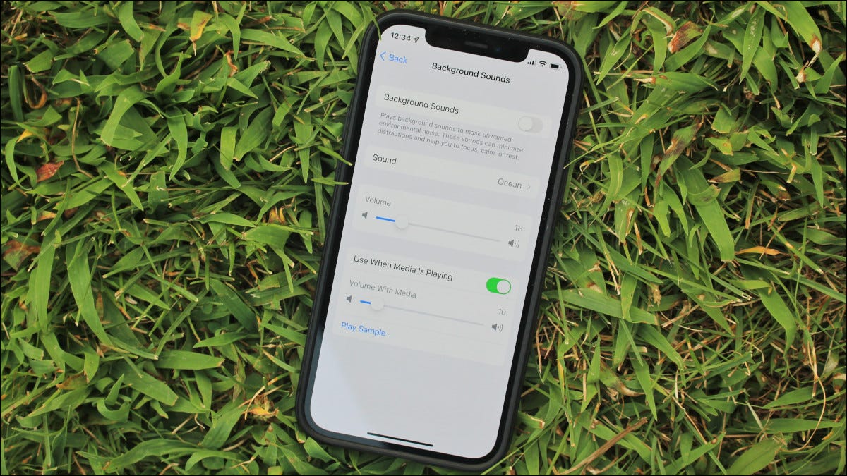 Apple iPhone na grama com sons de fundo abertos