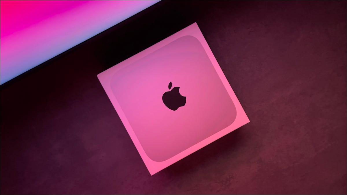 Apple Mac mini em luz rosa