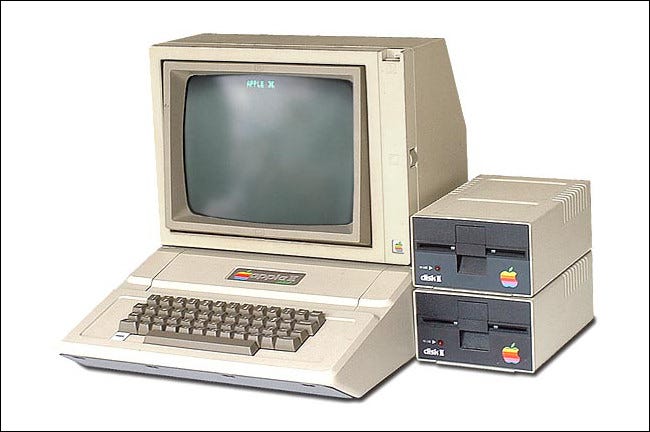 Um Apple II com duas unidades de disquete Disk II ao lado.