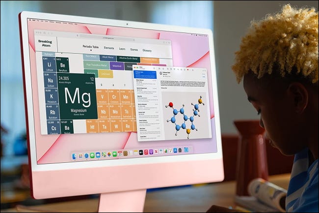 criança usando imac para estudar química