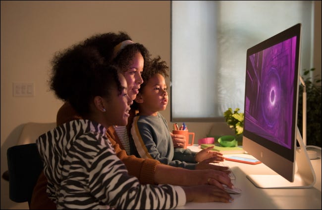 família usando imac em casa