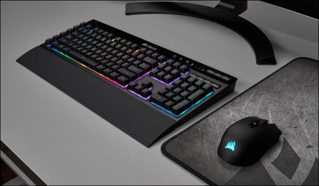 Corsair K57 na mesa com mouse e mouse pad