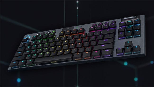 Logitech TKL em fundo preto e azul