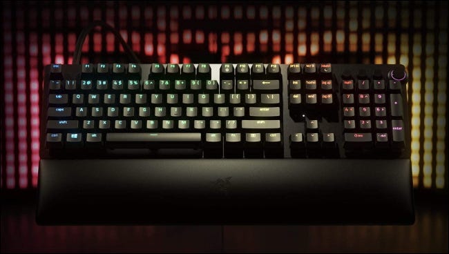 Razer Huntsman V2 em fundo de luz vermelha e amarela