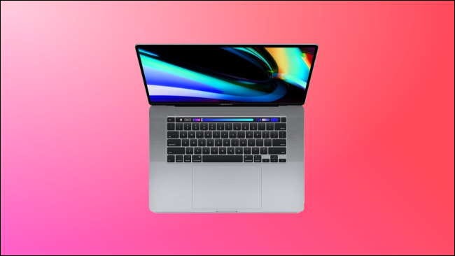 mackbook pro intel em fundo rosa