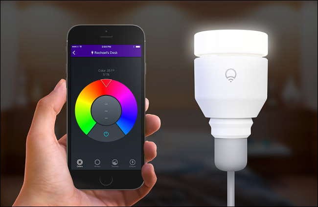 Uma lâmpada inteligente Lifx sendo controlada por um aplicativo de smartphone