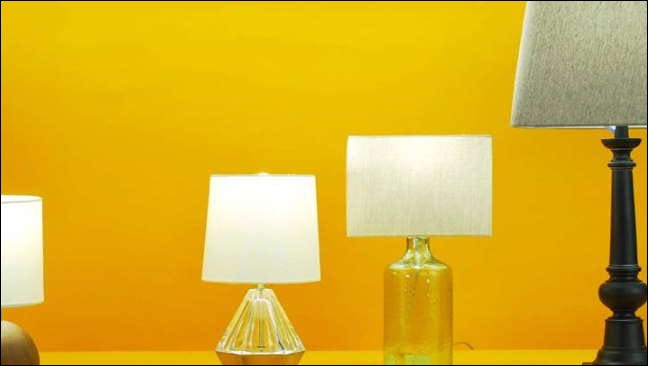 Wyze acende lâmpadas contra parede amarela