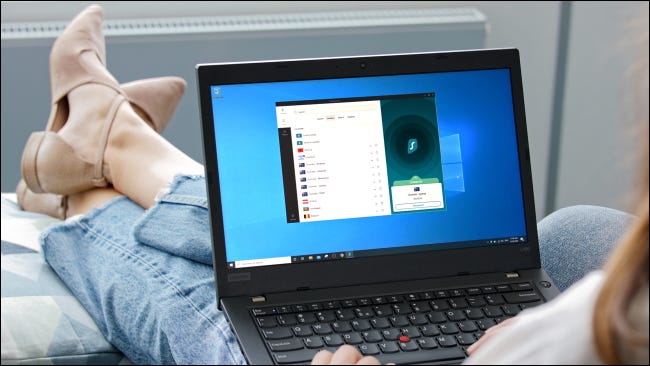 pessoa usando surfshark no laptop