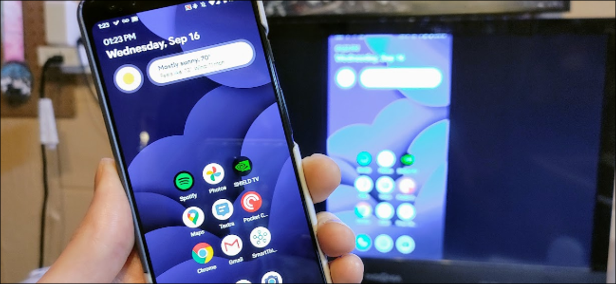 Uma pessoa espelhando a tela de seu aparelho Android em uma TV
