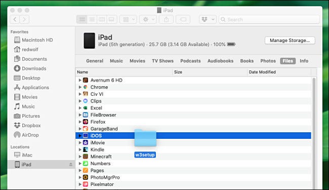 Arrastando uma pasta para Arquivos no iPad usando o Finder no Mac.