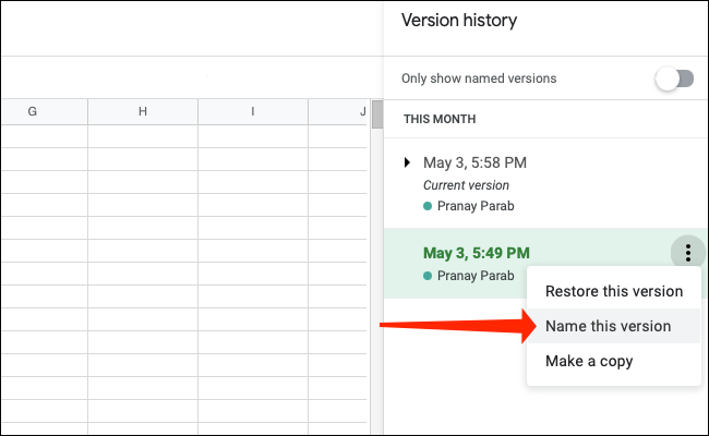 Clique em "Nomear esta versão" para renomear uma versão de sua planilha no Planilhas Google.