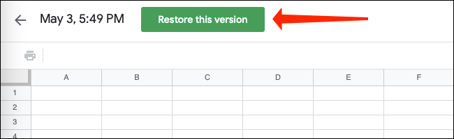 Clique no grande botão verde chamado "Restaurar esta versão", que está localizado na parte superior da página no Planilhas Google.