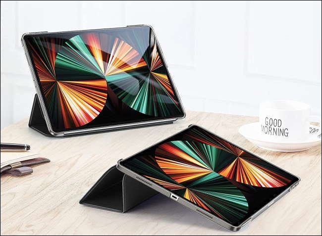 Dois iPad Pros em casos ESR na mesa