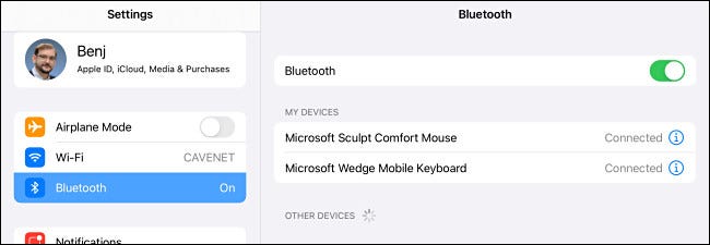 Vinculando mouse e teclado nas configurações de Bluetooth do iPad.