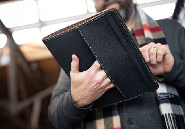 homem usando iPad Pro no estojo oxford