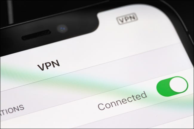 O indicador de conexão VPN em um iPhone.