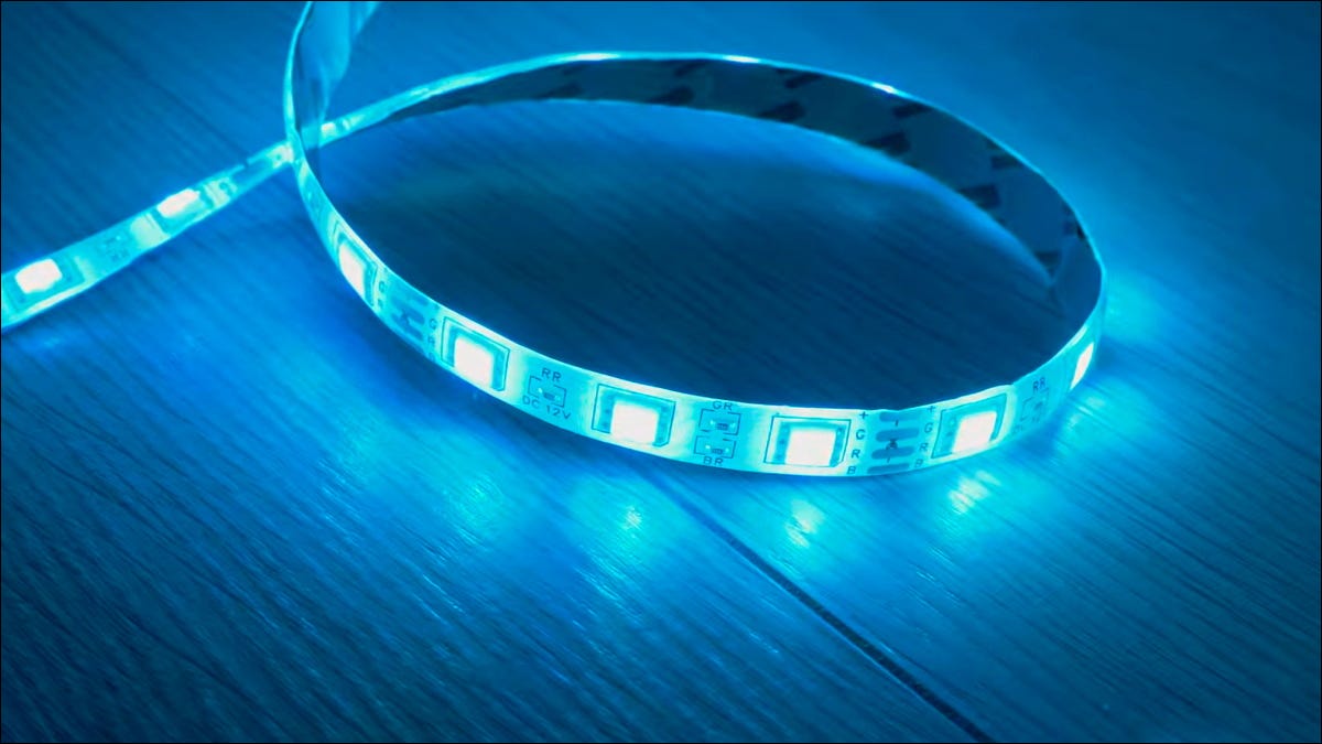 Uma faixa de luz LED com luz azul.