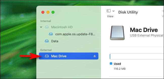No Mac Disk Utility, selecione a unidade USB que deseja formatar na barra lateral.