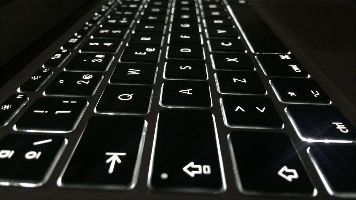 Um teclado com luz de fundo do MacBook.