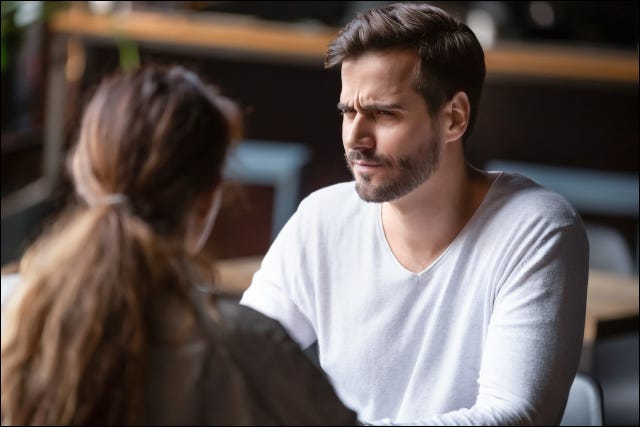 Homem olhando para mulher com desconfiança