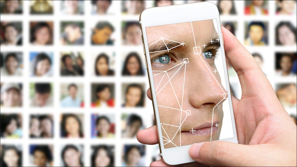 Rosto de homem em um aplicativo de reconhecimento facial em um smartphone