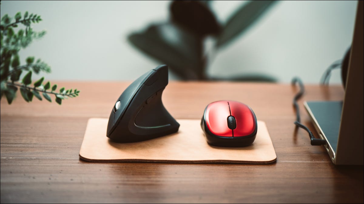 Um mouse ergonômico vertical próximo a um mouse de computador típico.