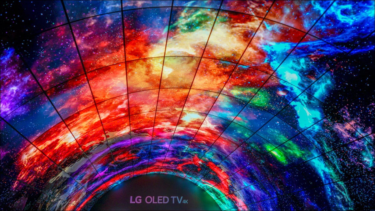 Uma tela suspensa feita de painéis de TV OLED da LG.