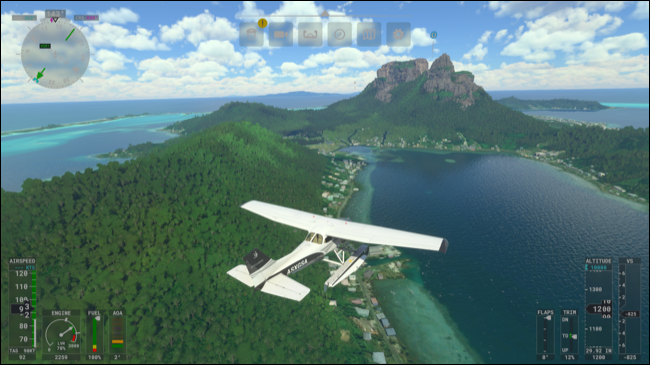 Voando pelo céu sobre uma ilha no Microsoft Flight Simulator.