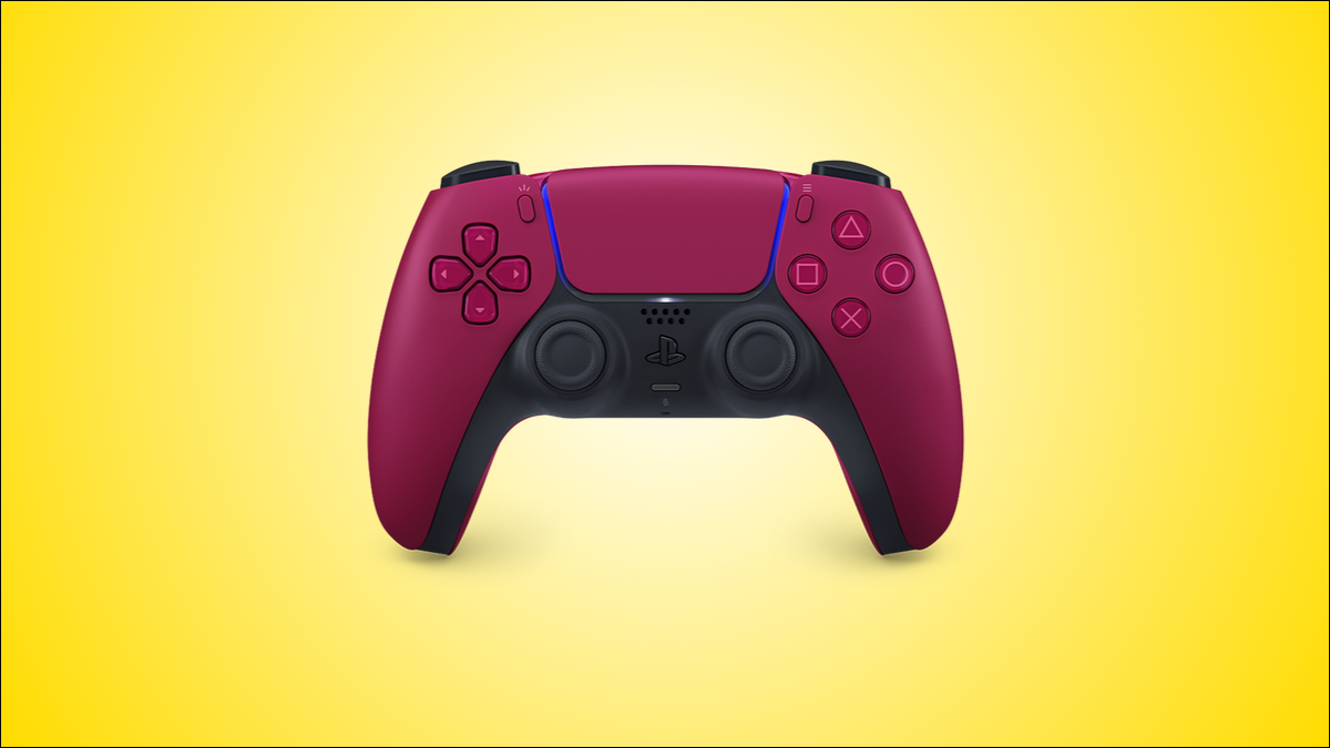 A variante de cor vermelha do controlador DualSense PS5, contra um fundo amarelo.