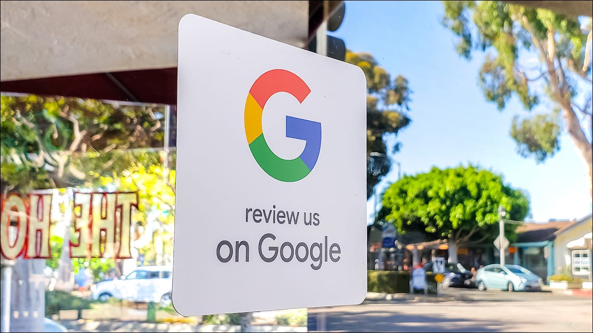 Placa que diz "Avalie-nos no Google"