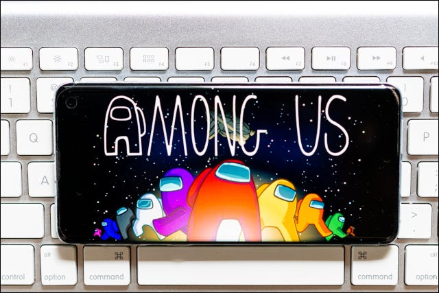 Um smartphone em cima de um teclado com tela de título Entre Nós
