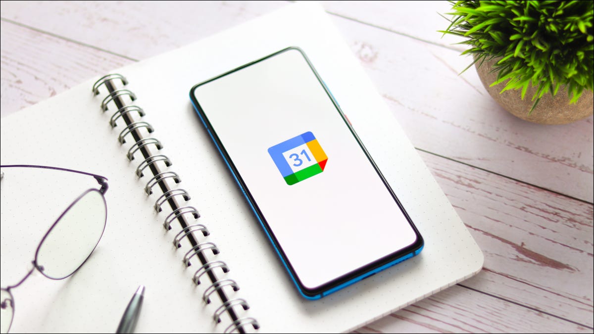 Smartphone no planejador aberto com o logotipo do Google Agenda exibido