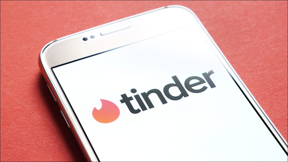 Smartphone exibindo o logotipo do aplicativo Tinder