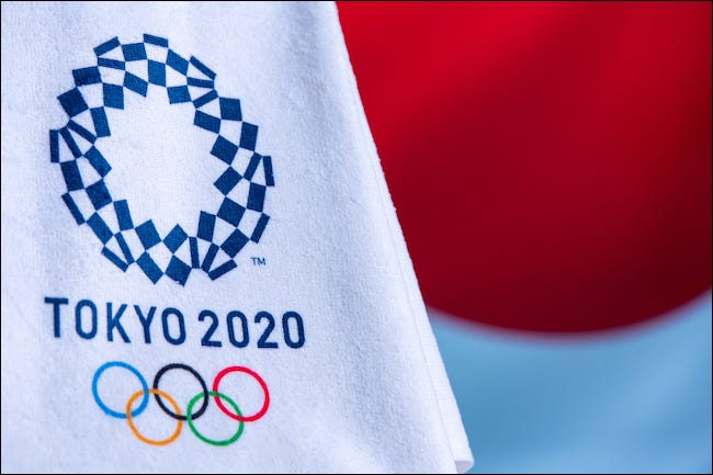 Logotipo da Tóquio 2020 em uma bandeira olímpica