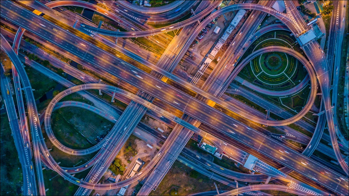 Uma vista aérea do tráfego em uma via expressa em uma cidade.