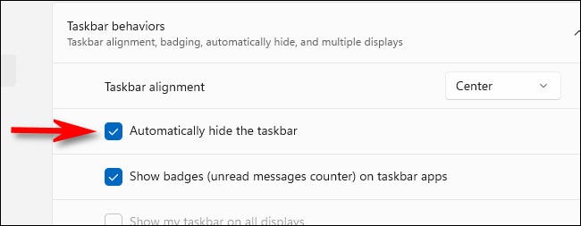 Em Comportamentos da barra de tarefas, marque "Ocultar automaticamente a barra de tarefas".
