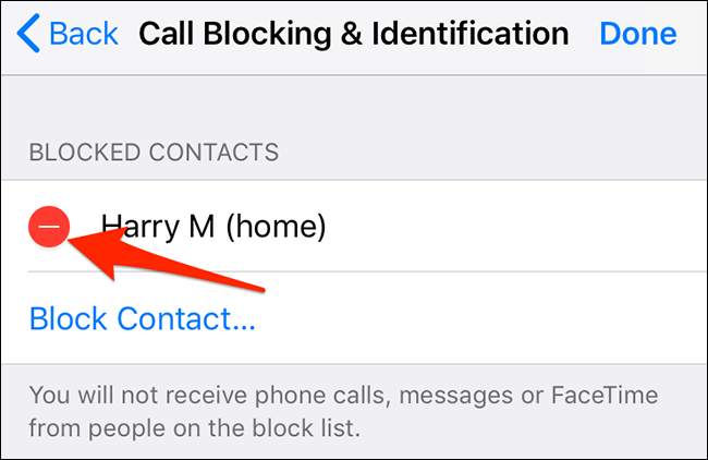 Toque no sinal de menos ao lado de um contato bloqueado no iPhone.