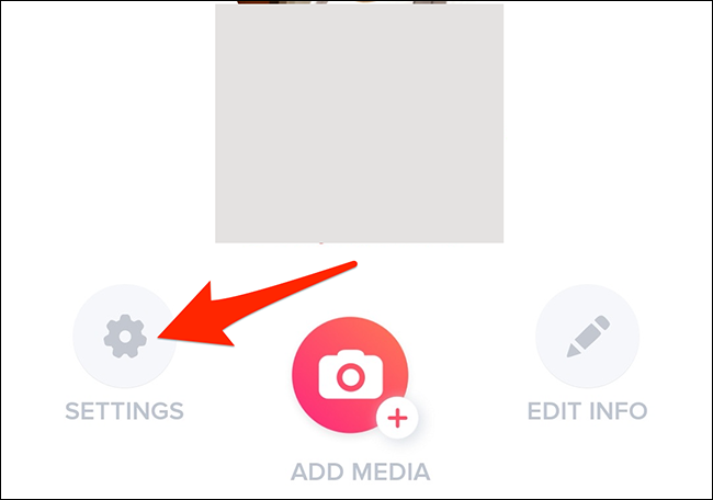 Selecione "Configurações" na tela do perfil no aplicativo Tinder.
