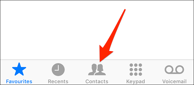 Toque em "Contatos" no aplicativo Telefone do iPhone.