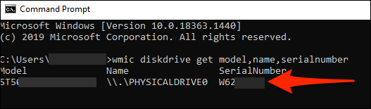 A janela do prompt de comando mostrando os números de série do disco rígido.