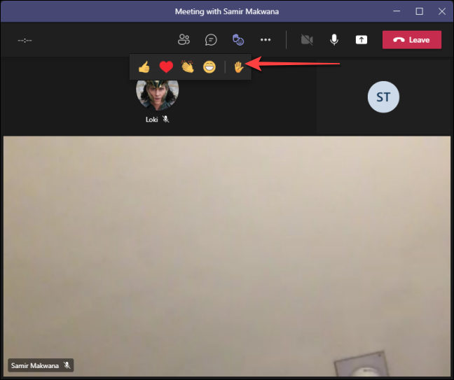 Passe o mouse sobre o botão "Mostrar reações" na parte superior e escolha o botão "Levantar a mão".