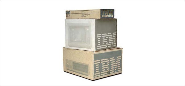Um IBM PC, monitor e teclado nas caixas originais.