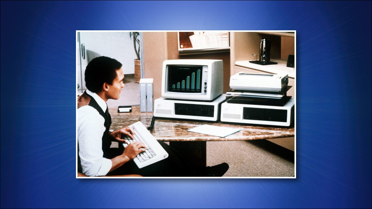 Um homem usando um IBM PC 5150