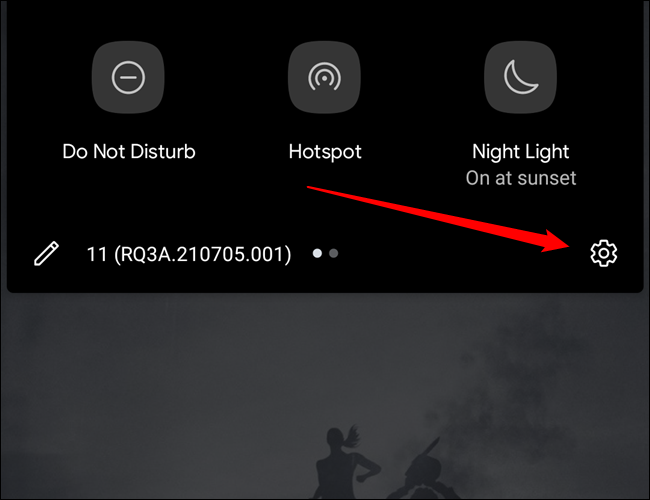 Aba de notificação do Android com o botão de configuração destacado 