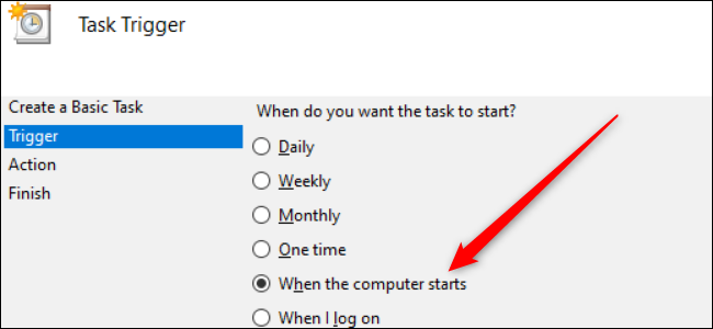 Um conjunto de botões de opção no Windows 10 com uma seta vermelha apontando para a opção "Quando o computador inicia".